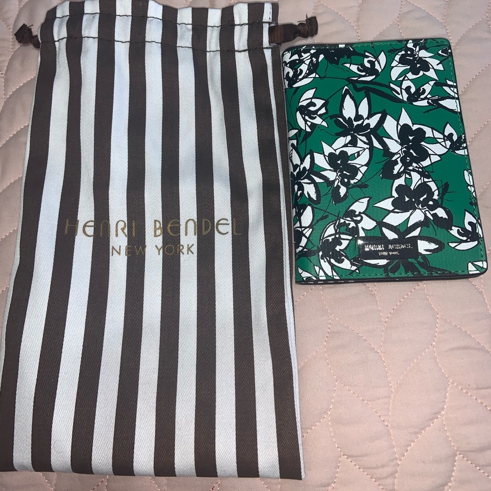 💯Henri Bendel Passport Wallet- SOLD!